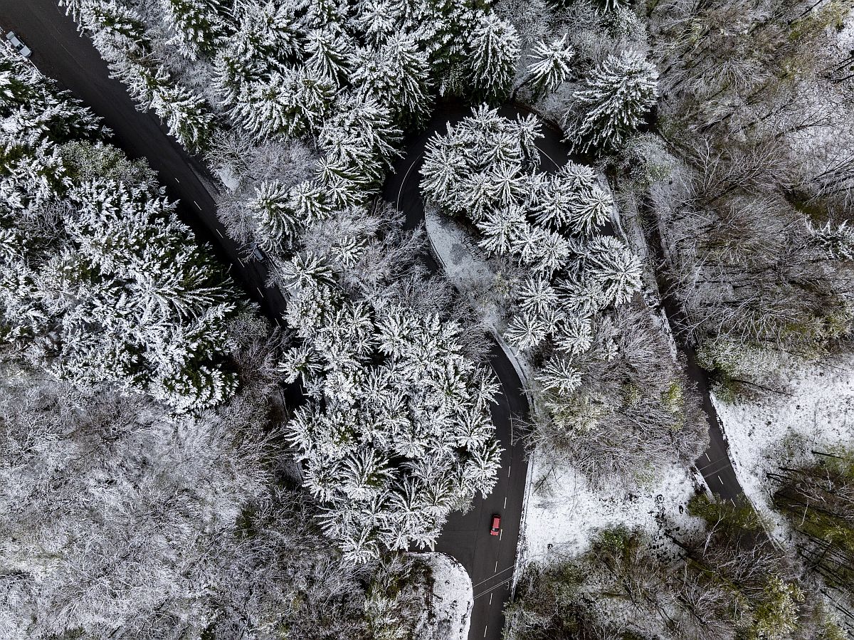 A drónnal készült képen havas táj Kékestetőn 2024. április 22-én.