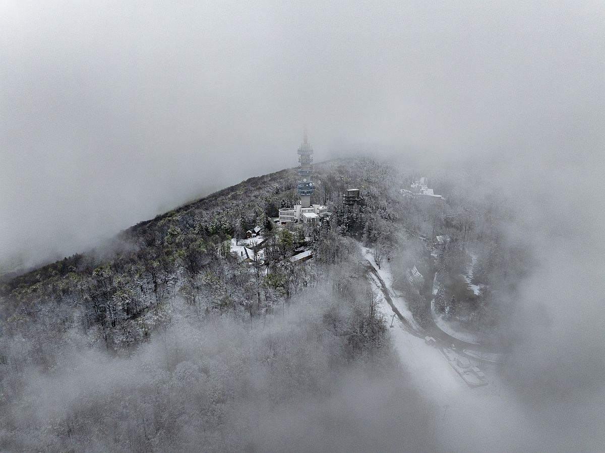 A drónnal készült képen havas táj Kékestetőn 2024. április 22-én.