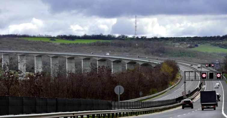 Gépjárművek haladnak borús időjárásban a magyar főváros irányába az M7-es autópályán a Kőröshegyi völgyhíd előtti szakaszon. Az 1872 méteres vasbeton építményt 2007. augusztus 8-án adták át a forgalomnak.