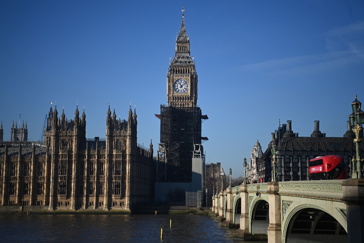 A brit parlament londoni épülete az óratoronnyal, az Erzsébet-toronnyal 2022. január 14-én.