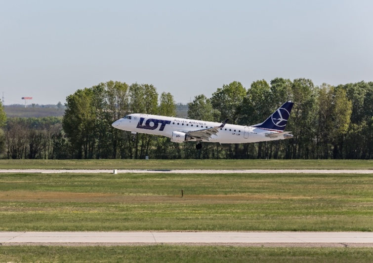 Varsóból érkezik a LOT Lengyel légitársaság, Embraer 190-200LR típusú repülõgépe a Budapest Liszt Ferenc Nemzetközi Repülõtérre