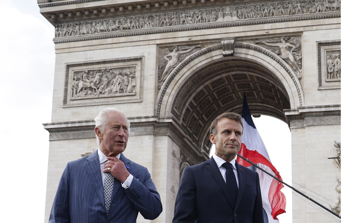 z állami látogatáson Franciaországban tartózkodó III. Károly brit király (b) és Emmanuel Macron francia elnök a párizsi diadalívnél