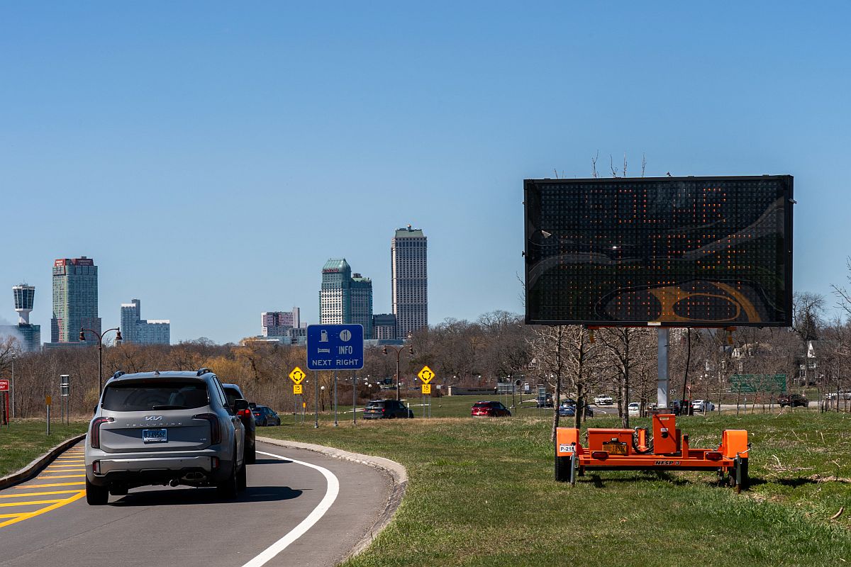 A napfogyatkozásról tájékoztató ledpanel a Niagara-vízesés mellett.