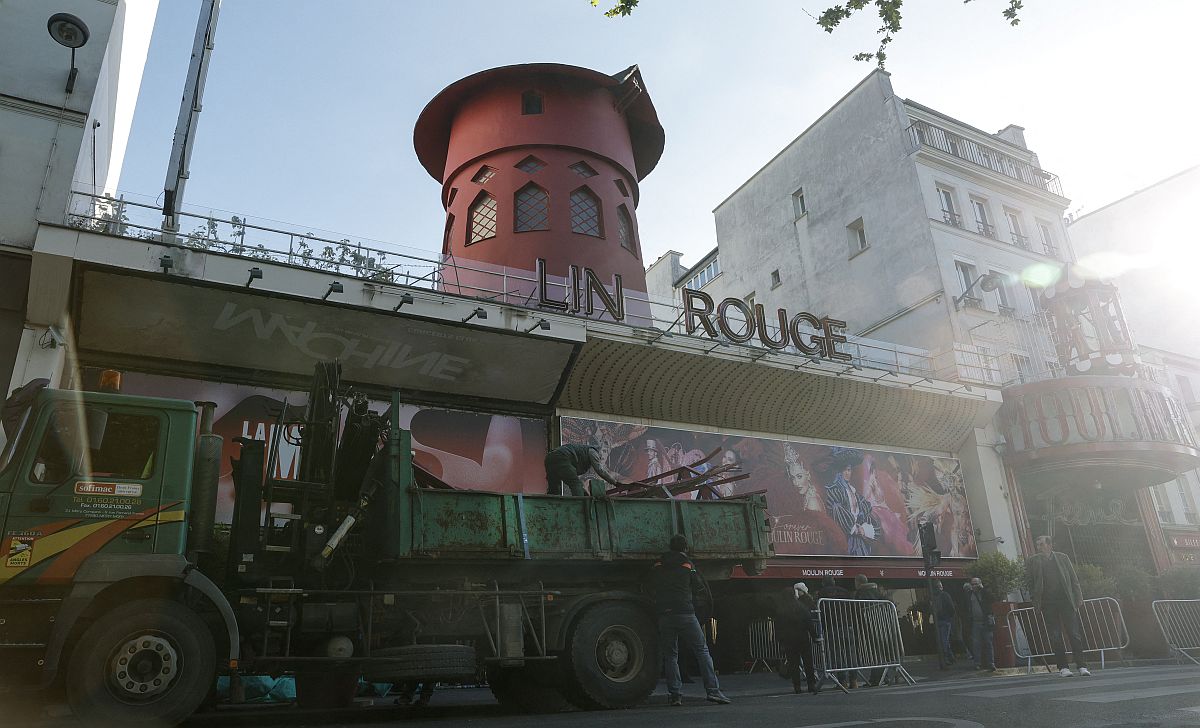 Leszakadtak a világhírű párizsi Moulin Rouge mulató széllapátjai