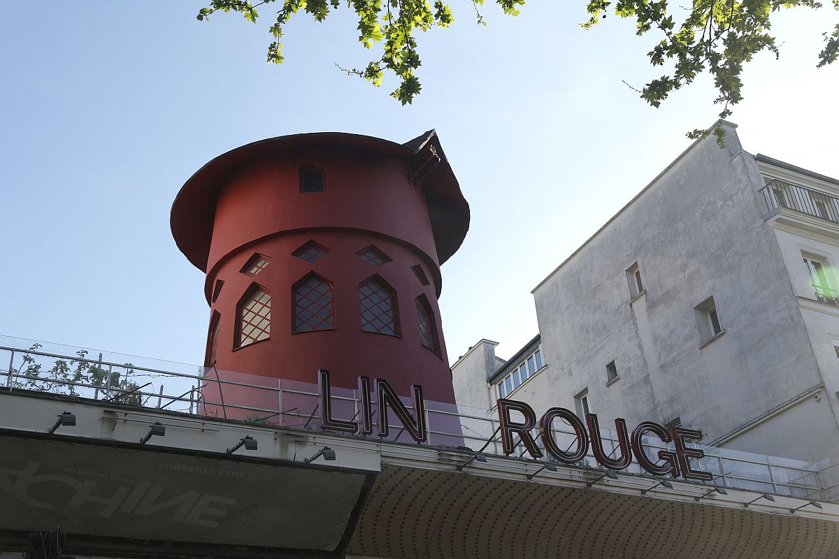 Leszakadtak a világhírű párizsi Moulin Rouge mulató széllapátjai