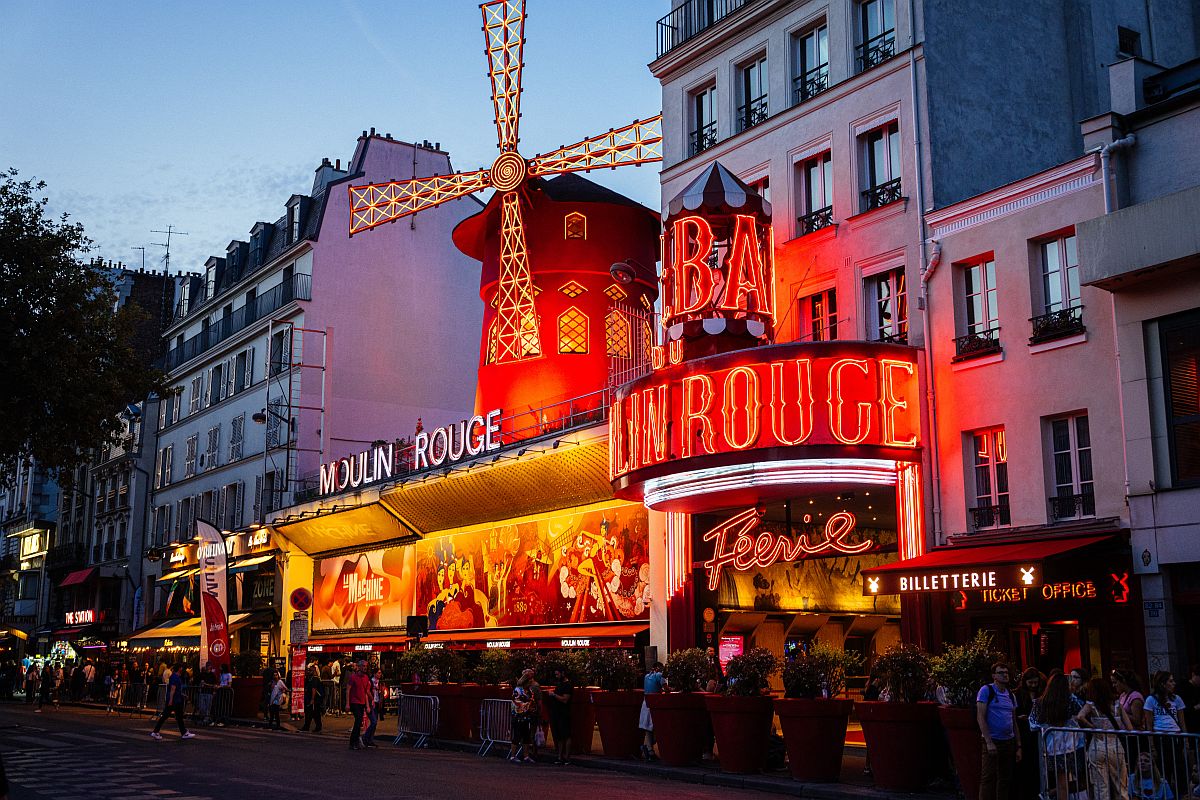 A párizsi Moulin Rouge mulató esti fényei.