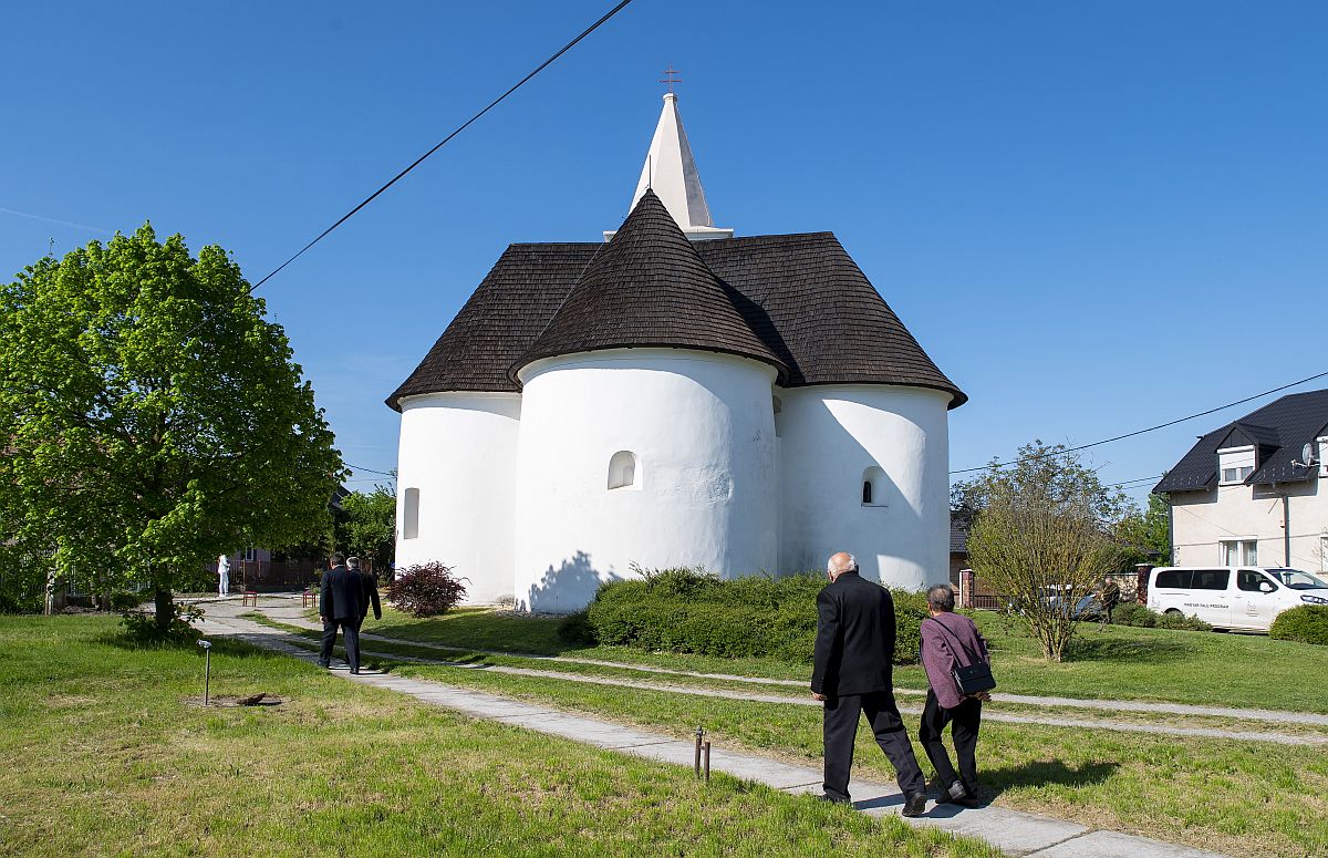 A felújított Árpád-kori Szent Miklós kerektemplom Rábaszentmiklóson az átadás és megáldás napján, 2024. április 13-án.