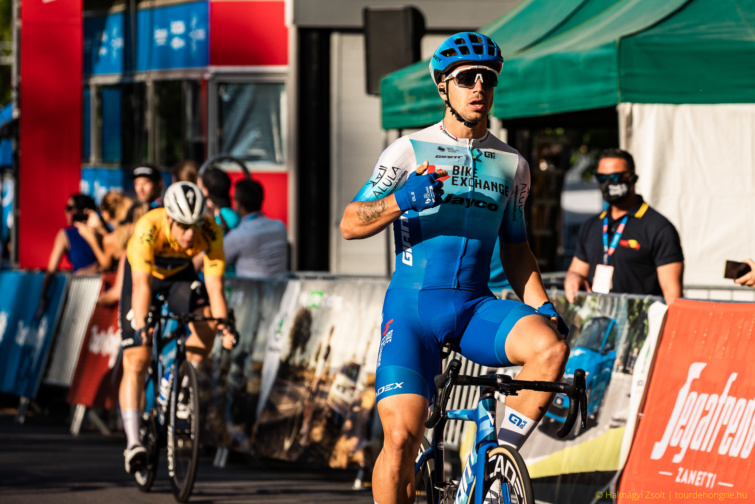 A Tour de Hongrie tavalyi versenyén egy befutó versenyző kék mezben