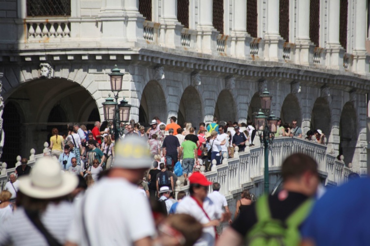 Turisták Velence városában