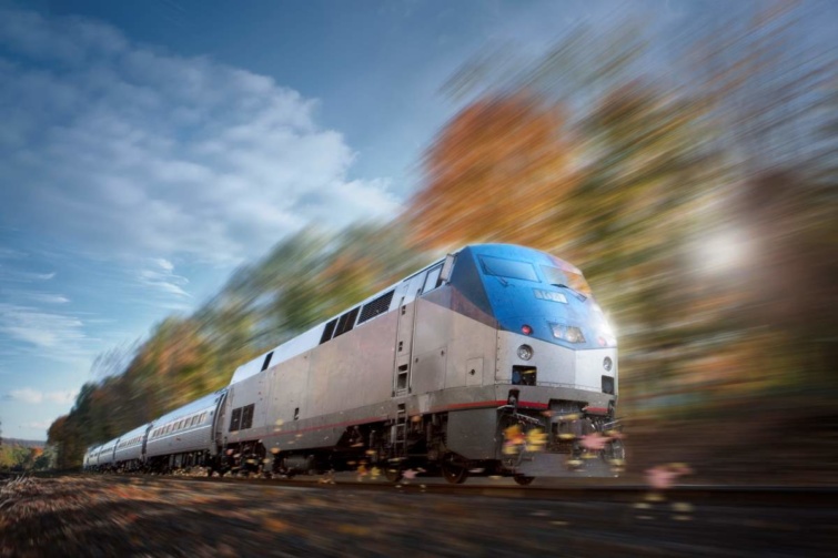 Egy száguldó vonat hátterében az őszi táj