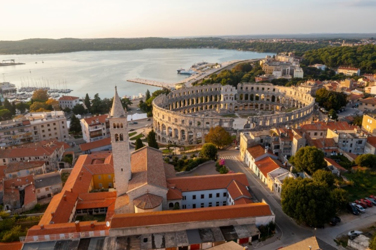 Pula - Startlap Utazás Légi felvétel Pula városáról.