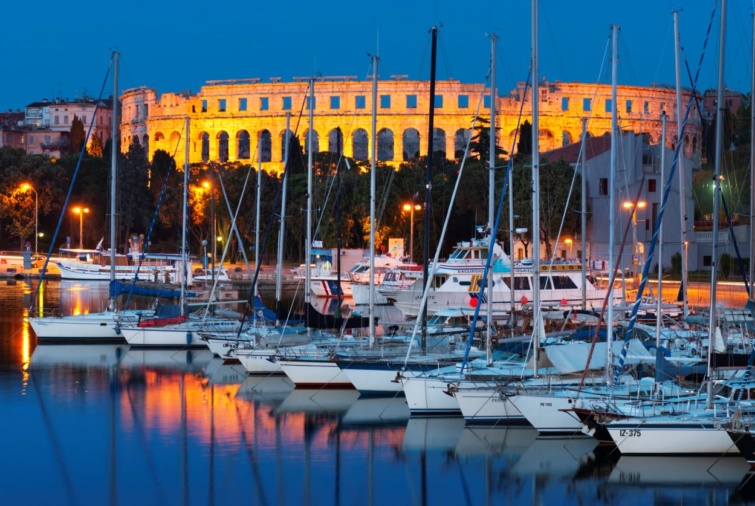 Pula - Startlap Utazás Pulai kikötő és aréna este.
