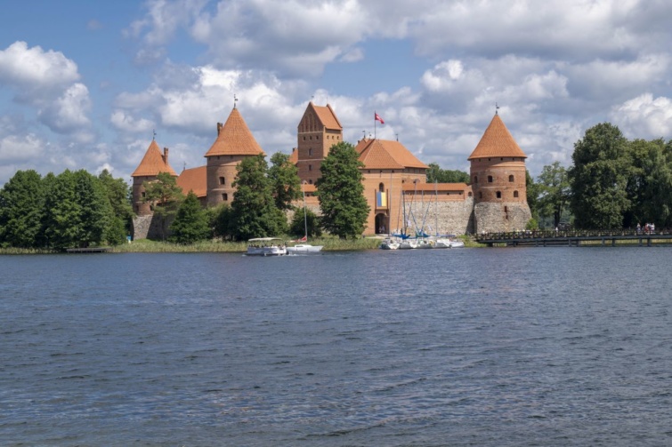 Trakai - Startlap Utazás A Galve-tó közepén található Trakai kastély látképe Trakai-ban, Litvániában.