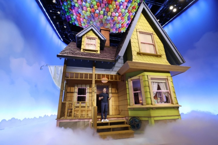 Az új Airbnb-Pixar ház, a Fel! című meséből ismert lebegő házikó, 8000 színes léggömbbel.