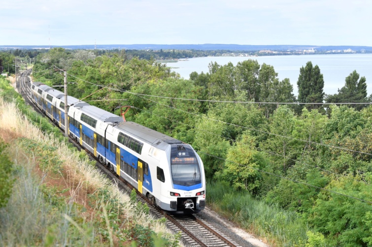 balaton-vonat - Startlap Utazás A Szolnok és Fonyód között közlekedő Napfürdő Expressz Balatonvilágosnál