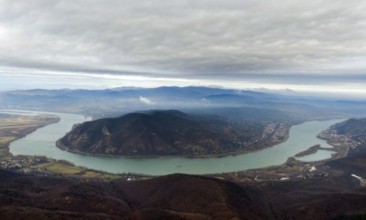 A Dunakanyar látképe a Pilis felől nézve 2020. december 9-én.
