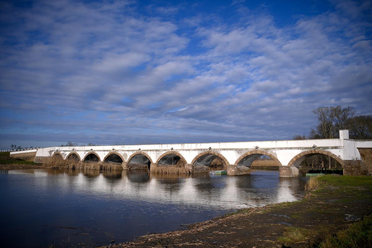 A Hortobágy folyó a Kilenclyukú híd környékén elvégzett medertisztítás után a Hortobágyon 2023. január 11-én. A Világörökségünk a puszta című projektben az idén 190 éves híd környékén a folyómedret százhúsz méteres szakaszon kotorták ki.