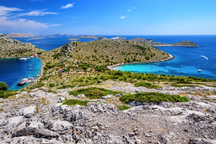 Lojena strandja a Kornati-szigeteken. 