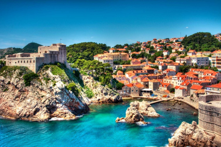 Horvátországi tájkép sziklás tengerpart háttérben a várossal