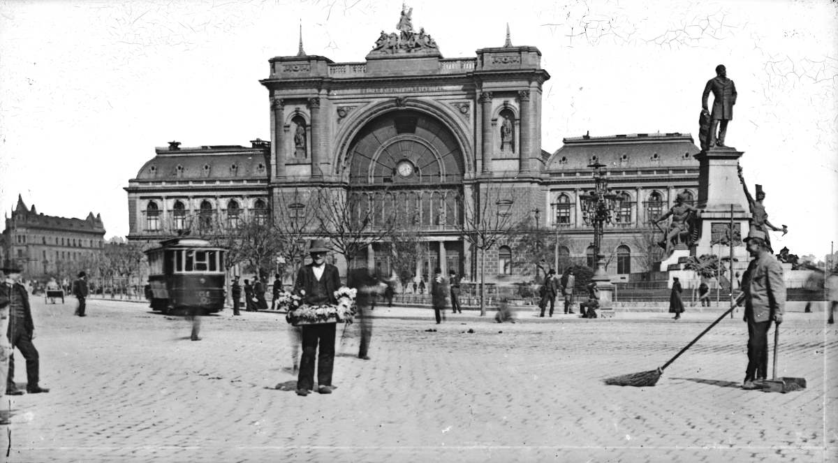 Baross tér, szemben a Keleti pályaudvar, jobbra Baross Gábor szobra