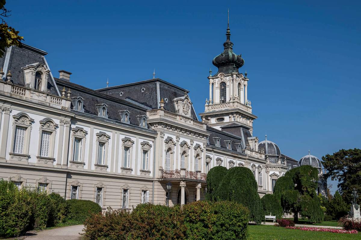 A keszthelyi Festetics-kastély 2023. szeptember 29-én. A kastélyban ezen a napon Oláh Zsanett, a Nemzeti Örökségvédelmi Fejlesztési Nonprofit Kft.