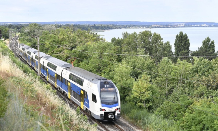 Egy vonat közlekedik a Balaton partján.