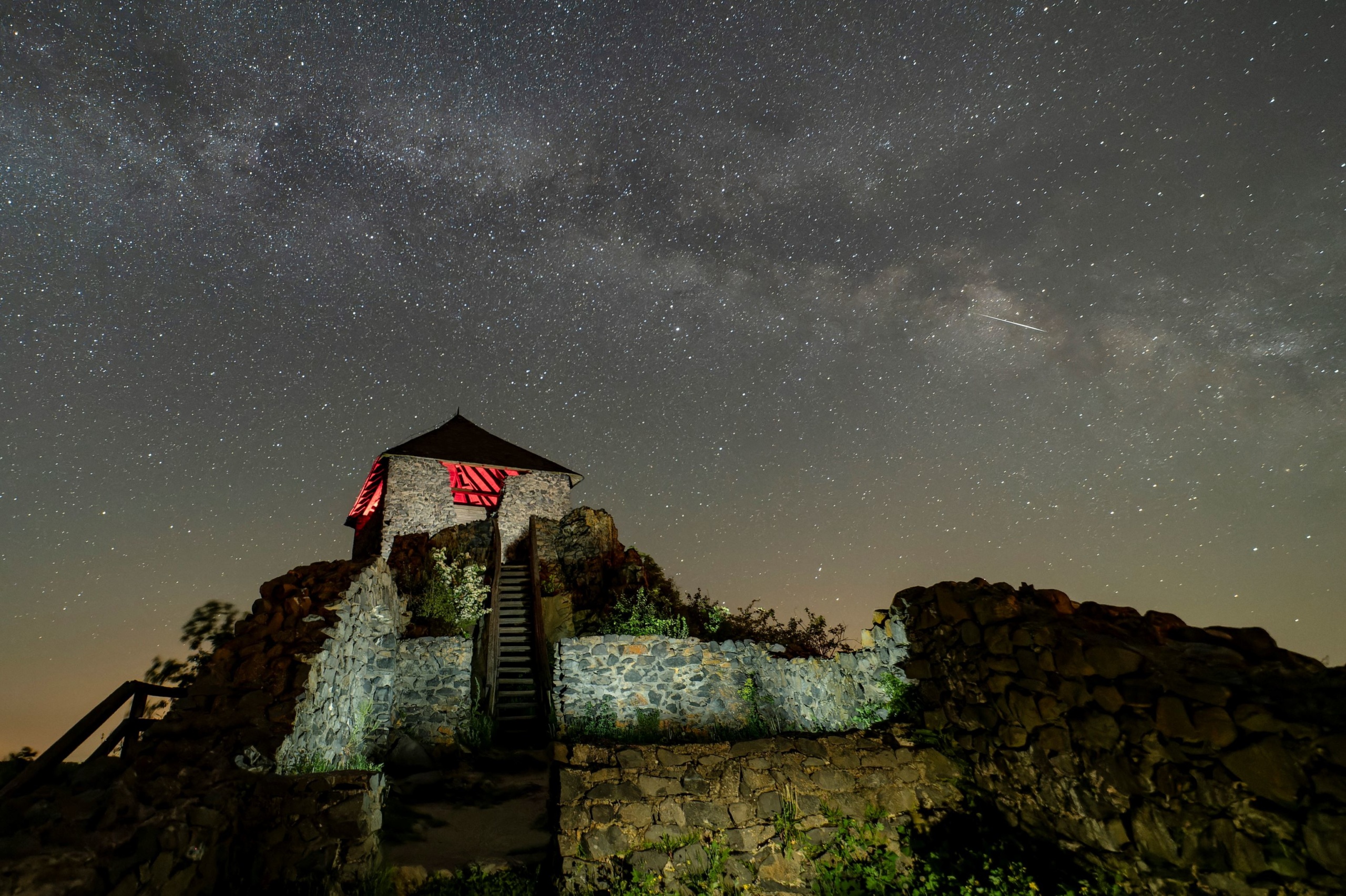A hosszú expozíciós idővel készült felvételen meteor látszik az égbolton a salgói vár felett Salgótarján közelében