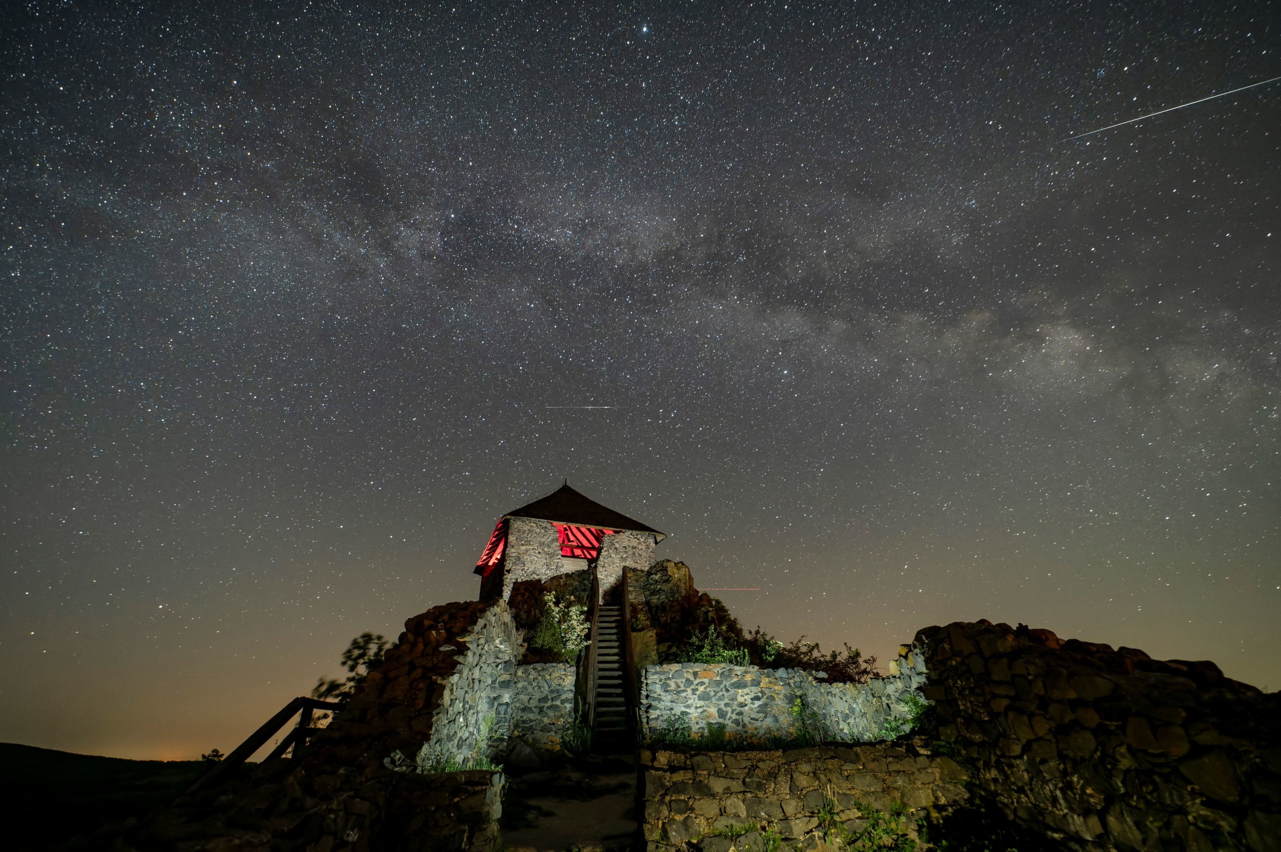 A hosszú expozíciós idővel készült felvételen meteor látszik az égbolton a salgói vár felett Salgótarján közelében