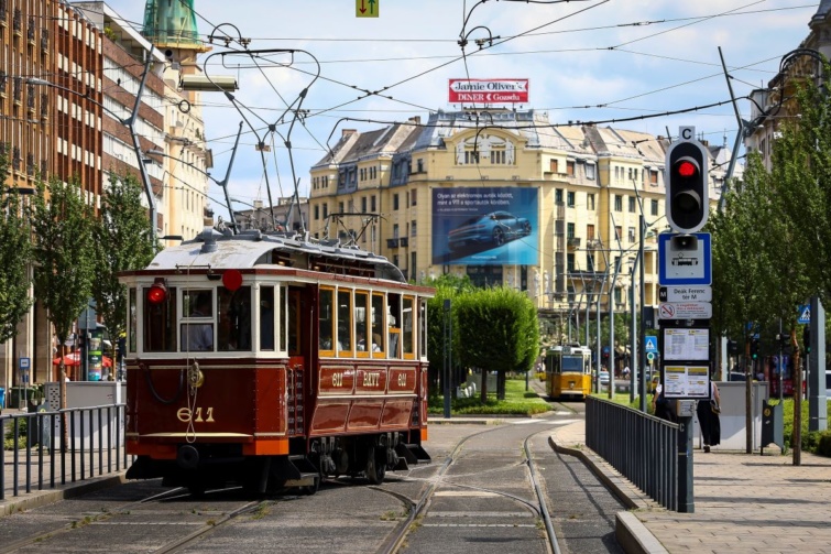 A Magyar Nemzeti Múzeum nosztalgiavillamosa a Károly körúton 2023. június 24-én. A nosztalgiavillamos a Múzeumok éjszakája programsorozat részeként közlekedik a Deák tér és Fővám tér között.