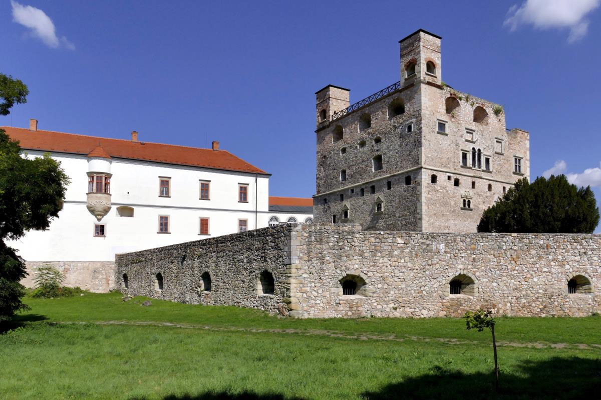 A sárospataki vár (Rákóczi-vár) a magyarországi késő reneszánsz építészet legértékesebb alkotása