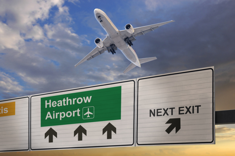 Repülőgép a Heatrow reptér felé vezető út fölött Angliában
