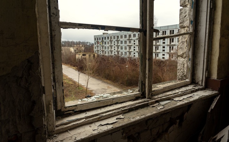 A szentkirályszabadjai volt szovjet laktanya romos épületei.