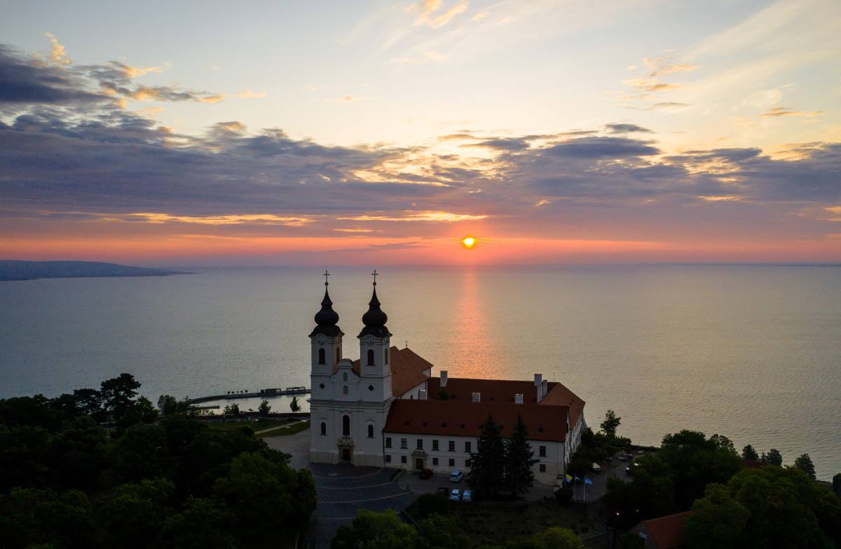 A Tihanyi Bencés Apátság és a Balaton látképe napfelkeltekor 2020. május 16-án.