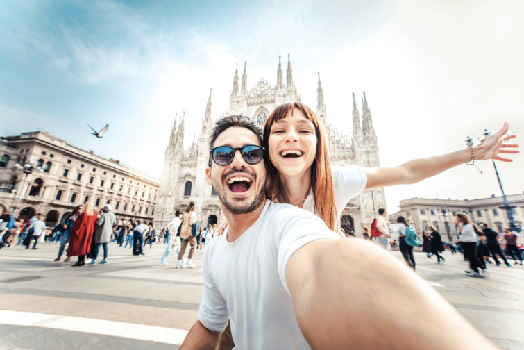 Fiatal pár boldog szelfit készít a milánói katedriális előtt