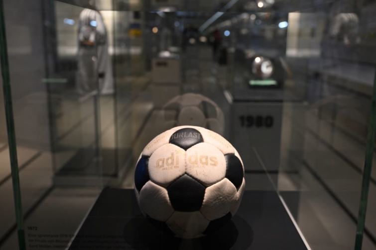 Focimúzeum - Startlap Utazás Egy labdát állítanak ki a Német Futballmúzeumban Dortmundban.