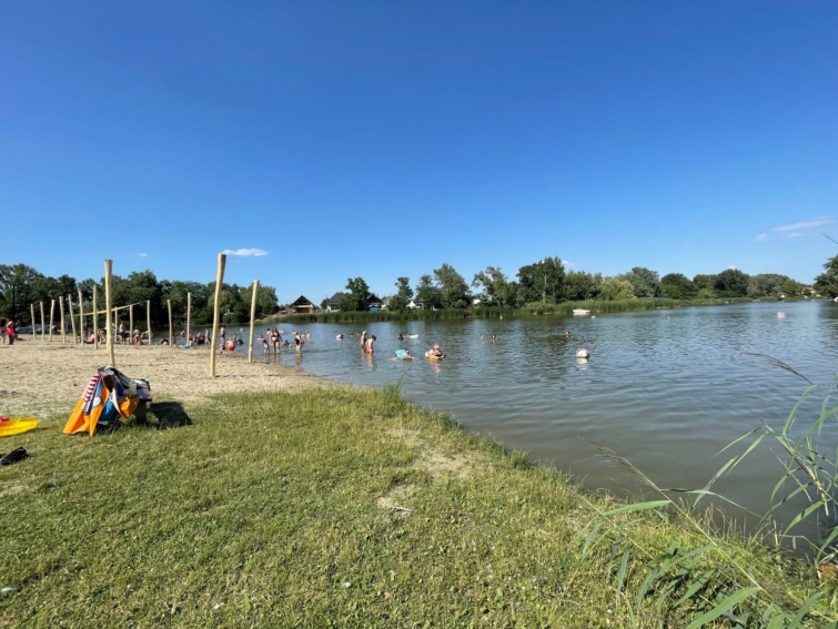 Sziegtcsép szabadstrandja a Duna egyik holtágánál.