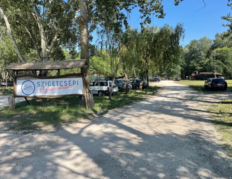 A Sziegtcsépi szabadstrand bejárata a Duna partjánál.