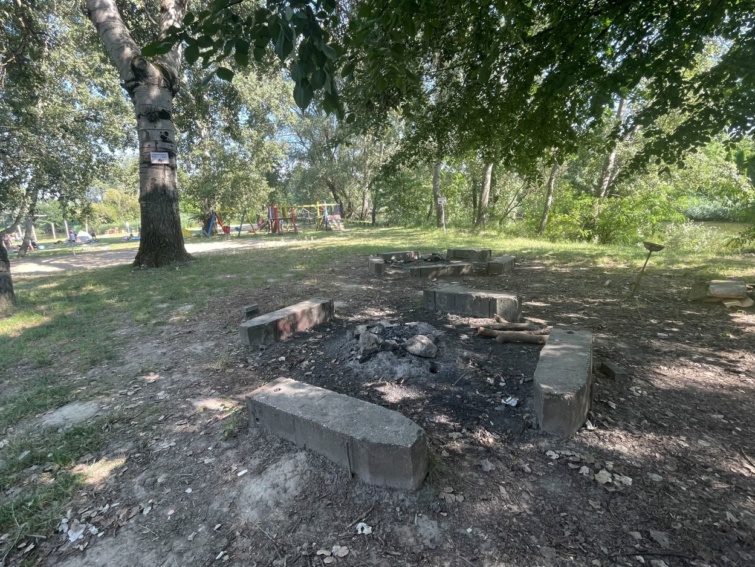 Tűzrakóhely a Szigetcsépnél lévő szabadstrandnál.