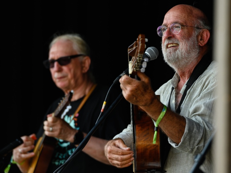 kalaka - Startlap Utazás A Kaláka zenekar a 30. Művészetek Völgye fesztivál hivatalos megnyitóján Kapolcson 2021. július 23-án. Jobbról Gryllus Vilmos zenész, zeneszerző.