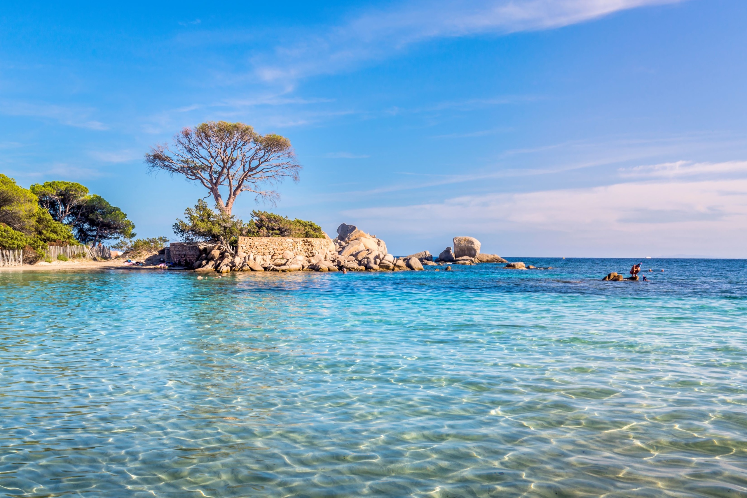 Palombaggia kristálytiszta tengervize csodás látványt nyújt.