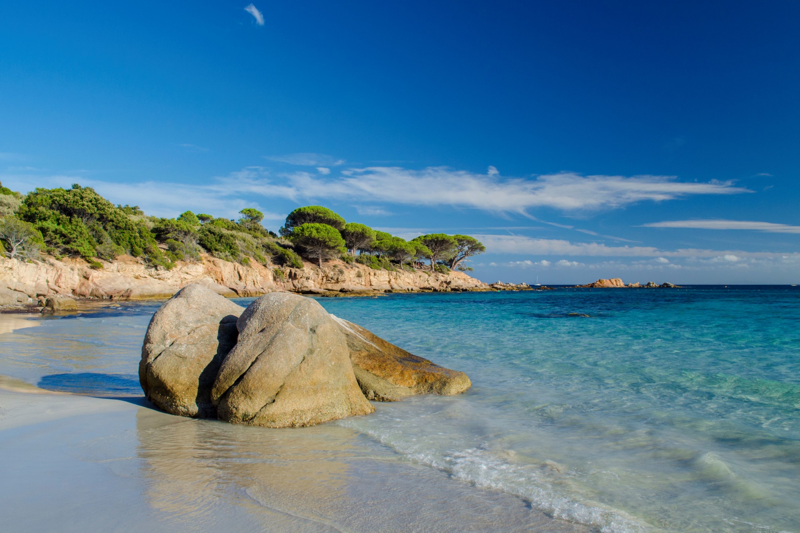 A tengerpart a közeli településekről könnyen elérhető.