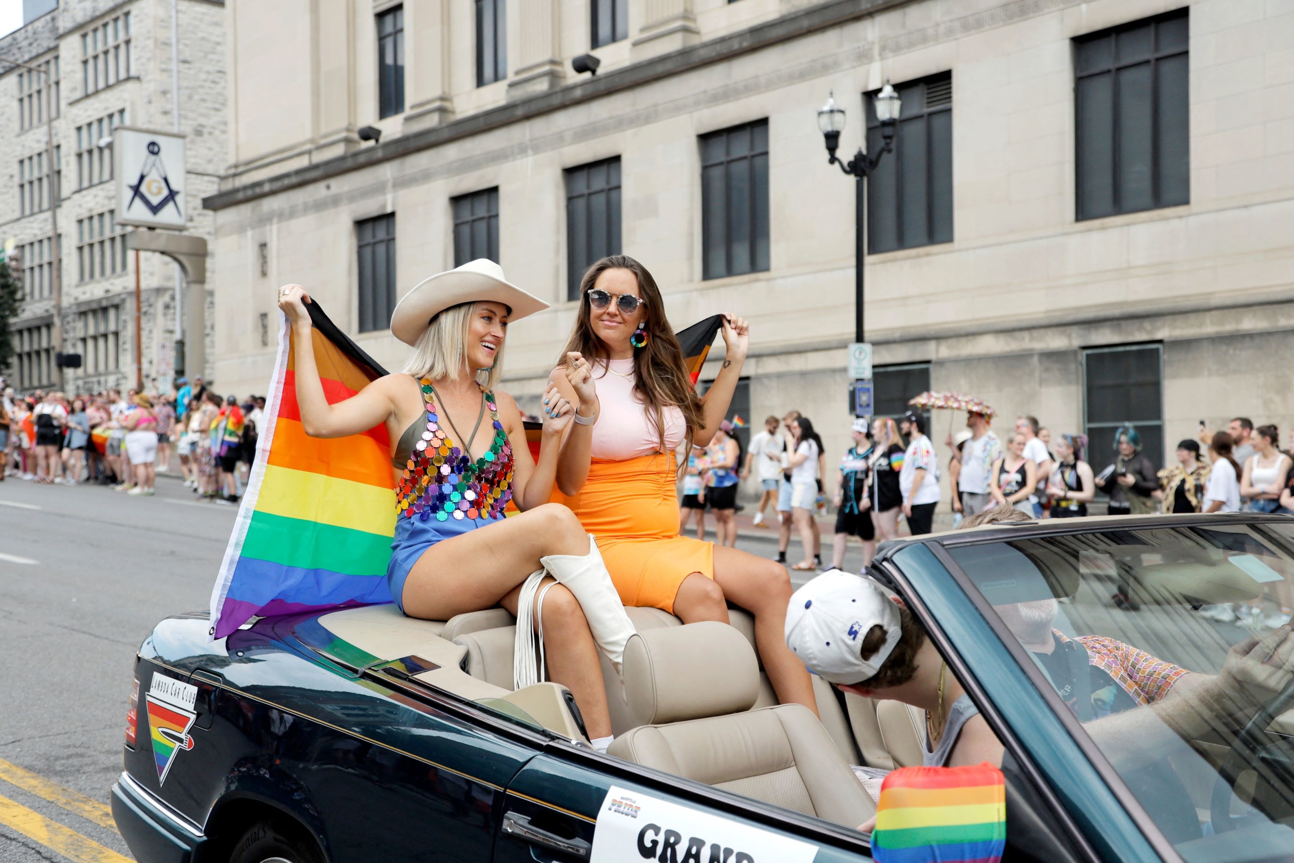 Nashville-ben a helyi specialitásokhoz híven country-zenével ünnepelték a meleg büszkeséget.