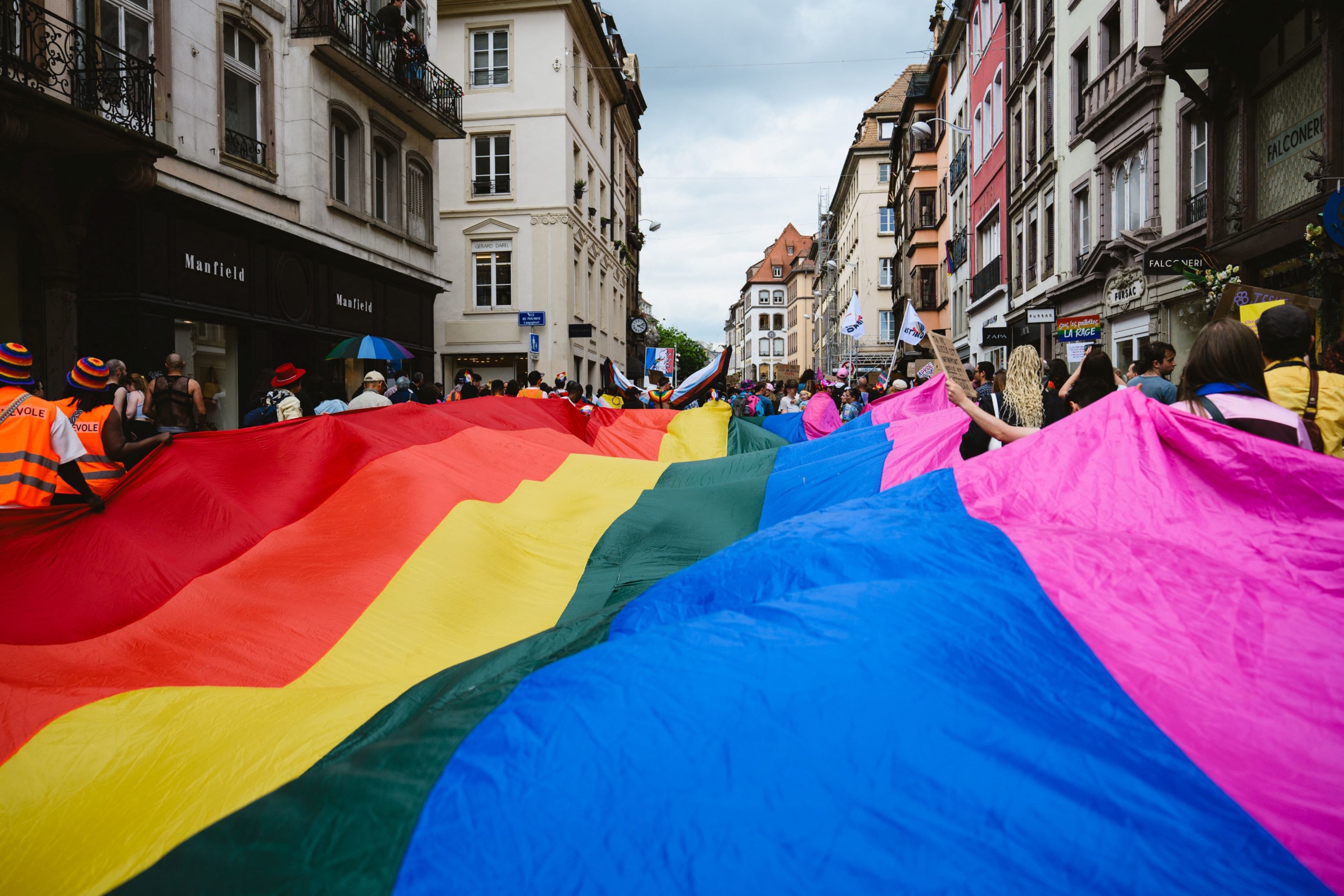 Strasbourgban gigantikus zászló árnyékában vonult a tömeg.