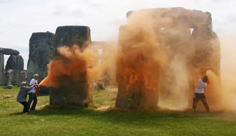 stonehenge1 - Startlap Utazás A két aktivista poroltóba töltött narancssárga festékkel fújta le a műemléket.