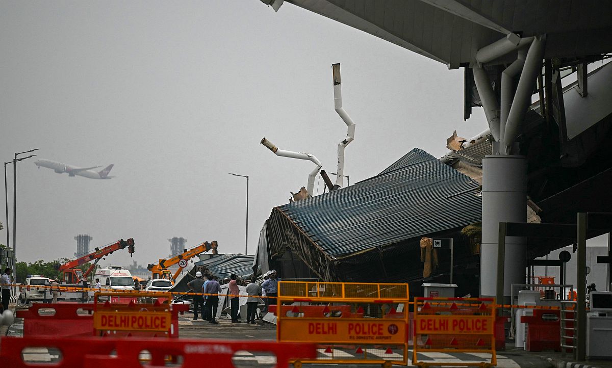 A központi repülőtér beomlott tetőszerkezete Újdelhiben.