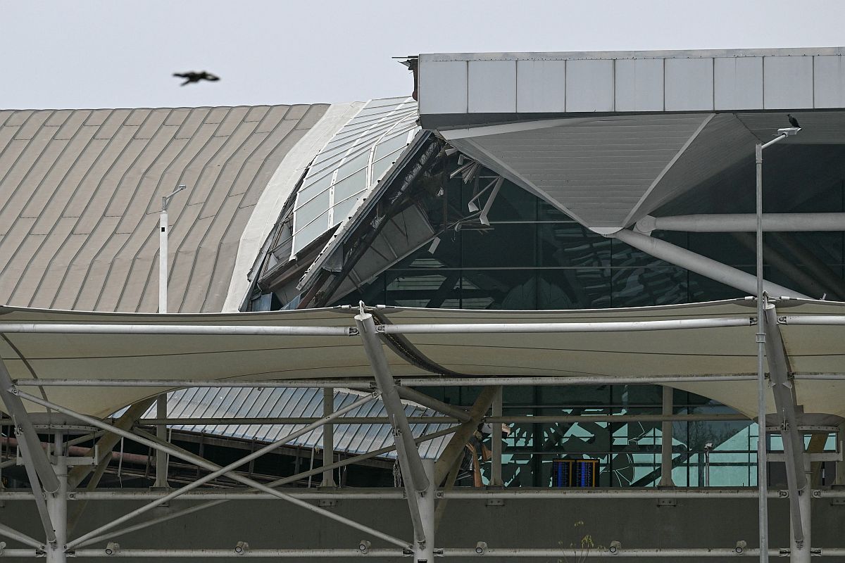 A központi repülőtér beomlott tetőszerkezete Újdelhiben.