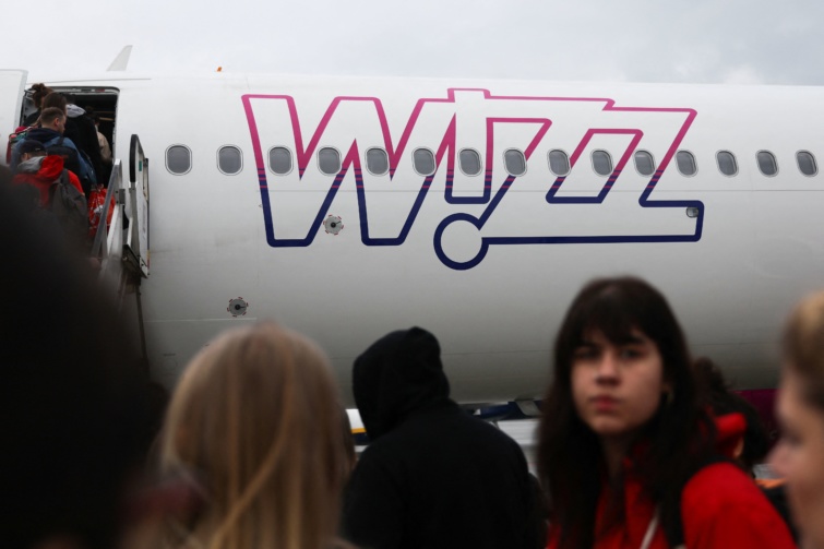 wizzair2 - Startlap Utazás Utasok állnak sorba a Wizz Air gépe előtt.