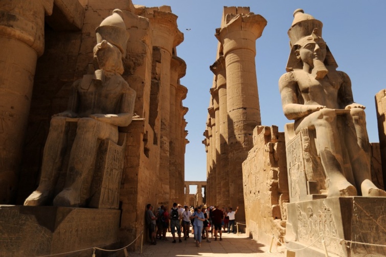 Top 4 kötelező látnivaló Egyiptomban, és amiket mindenképpen tudnod kell utazás előtt - Startlap Utazás Látogatók az egyiptomi Luxor templomában