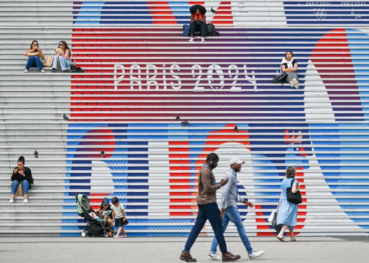 Daily Life In Paris On The Eve Of The Olympics - Startlap Utazás