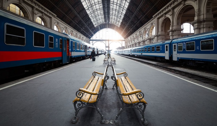 keleti-palyaudvar-vonatok-budapest - Startlap Utazás Vonatszerelvények és padok a peronon a budapesti Keleti pályaudvaron.